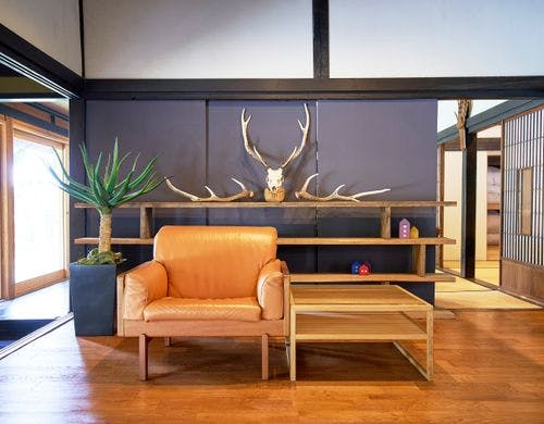 エントランスで迎える鹿のオブジェ