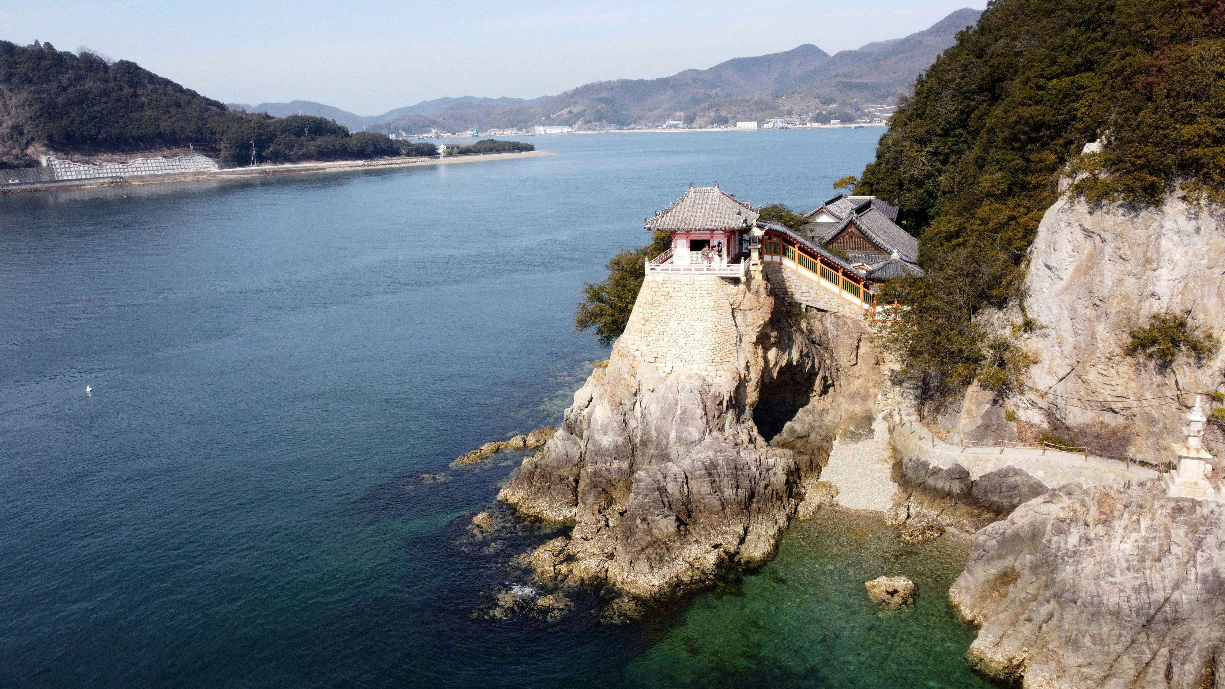 Abuto Kannon terletak 15 menit berkendara dari rumah utama.