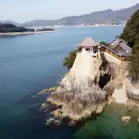 Abuto Kannon terletak 15 menit berkendara dari rumah utama.