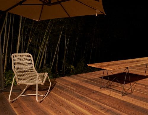 夜のプライベートデッキとチェア