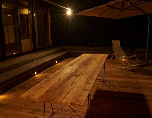 夜のプライベートウッドデッキ