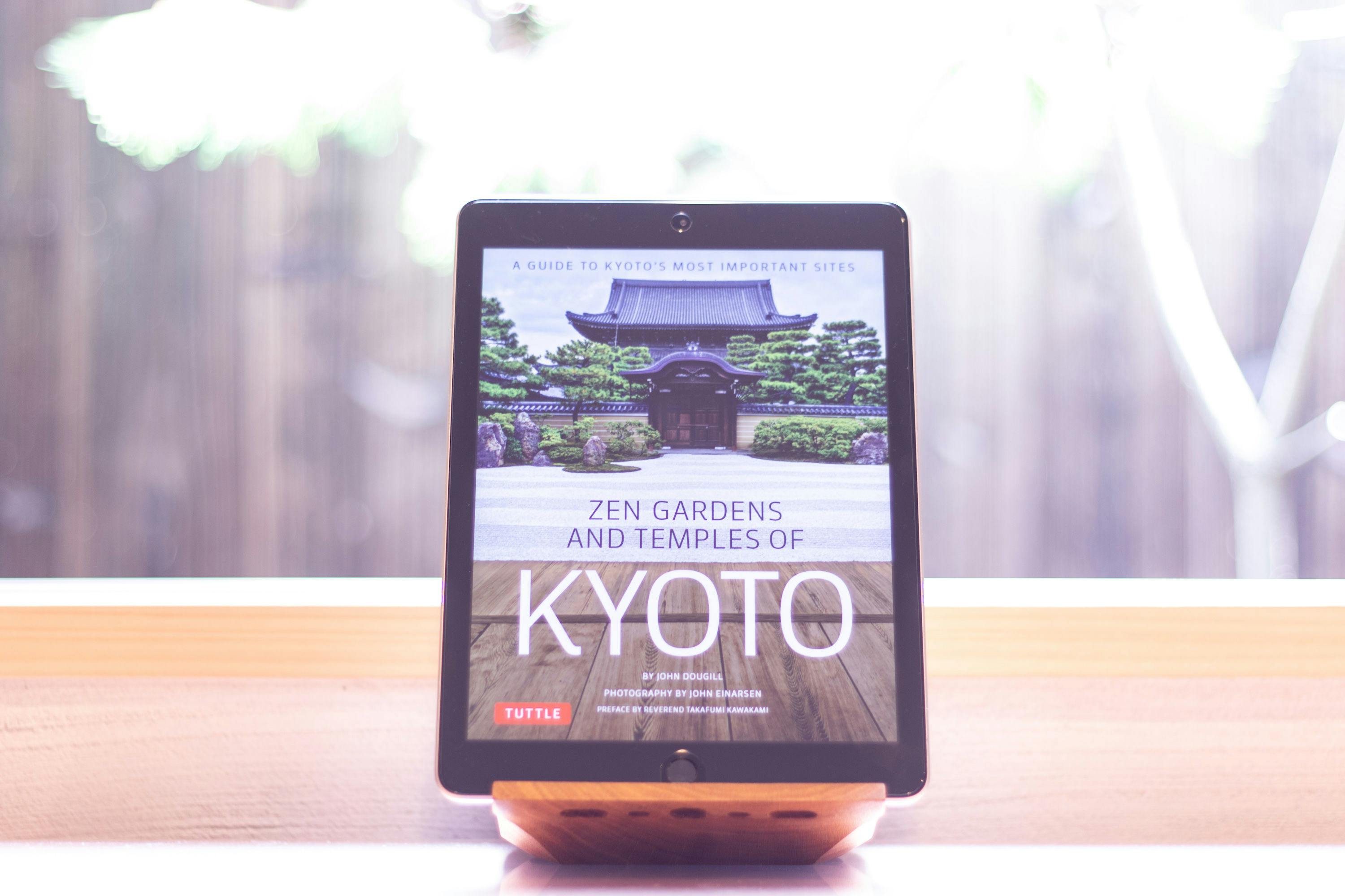 iPad พร้อมแอปและหนังสือที่มีประโยชน์