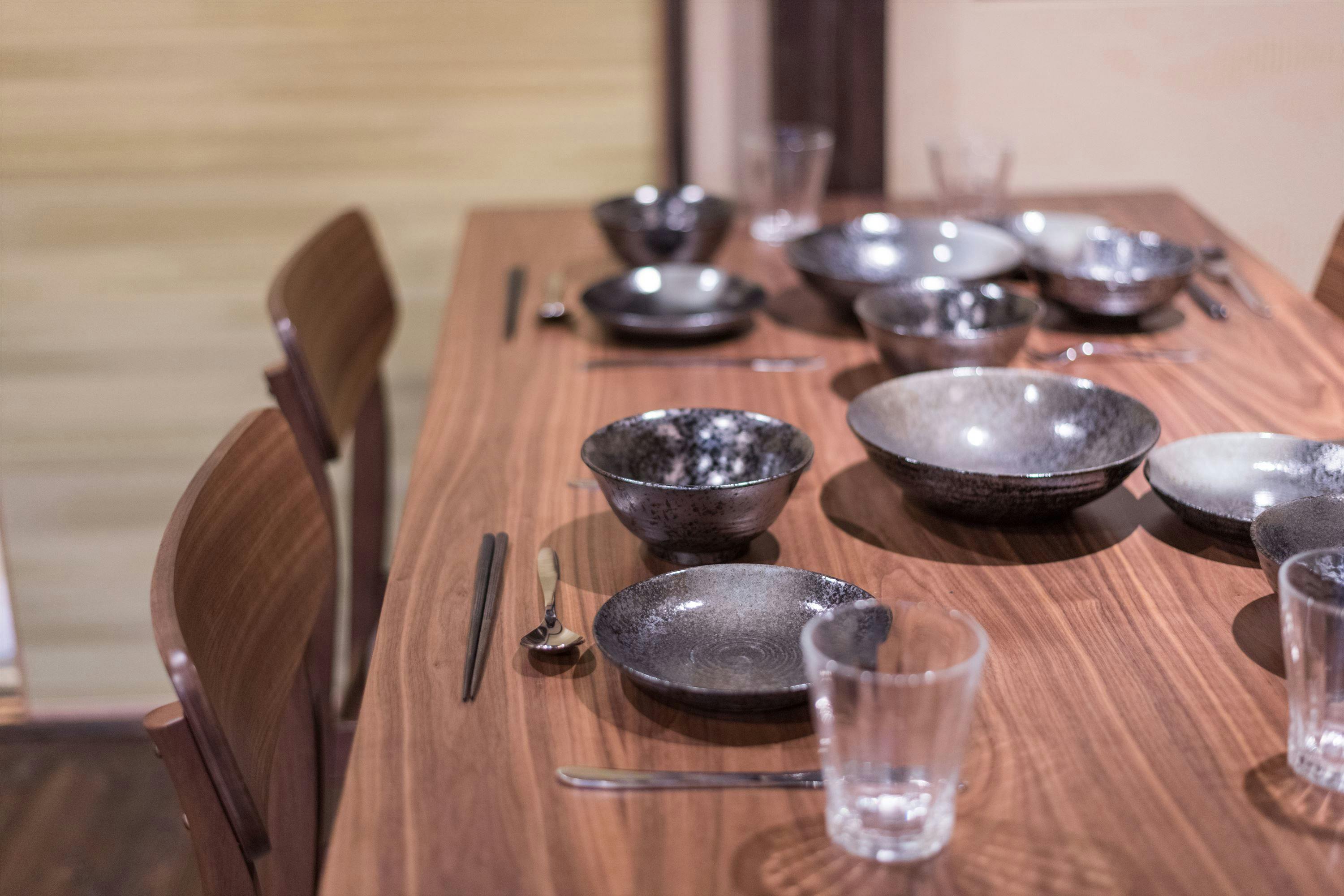 Peralatan masak dan peralatan makan lengkap.