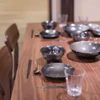 Peralatan masak dan peralatan makan lengkap.