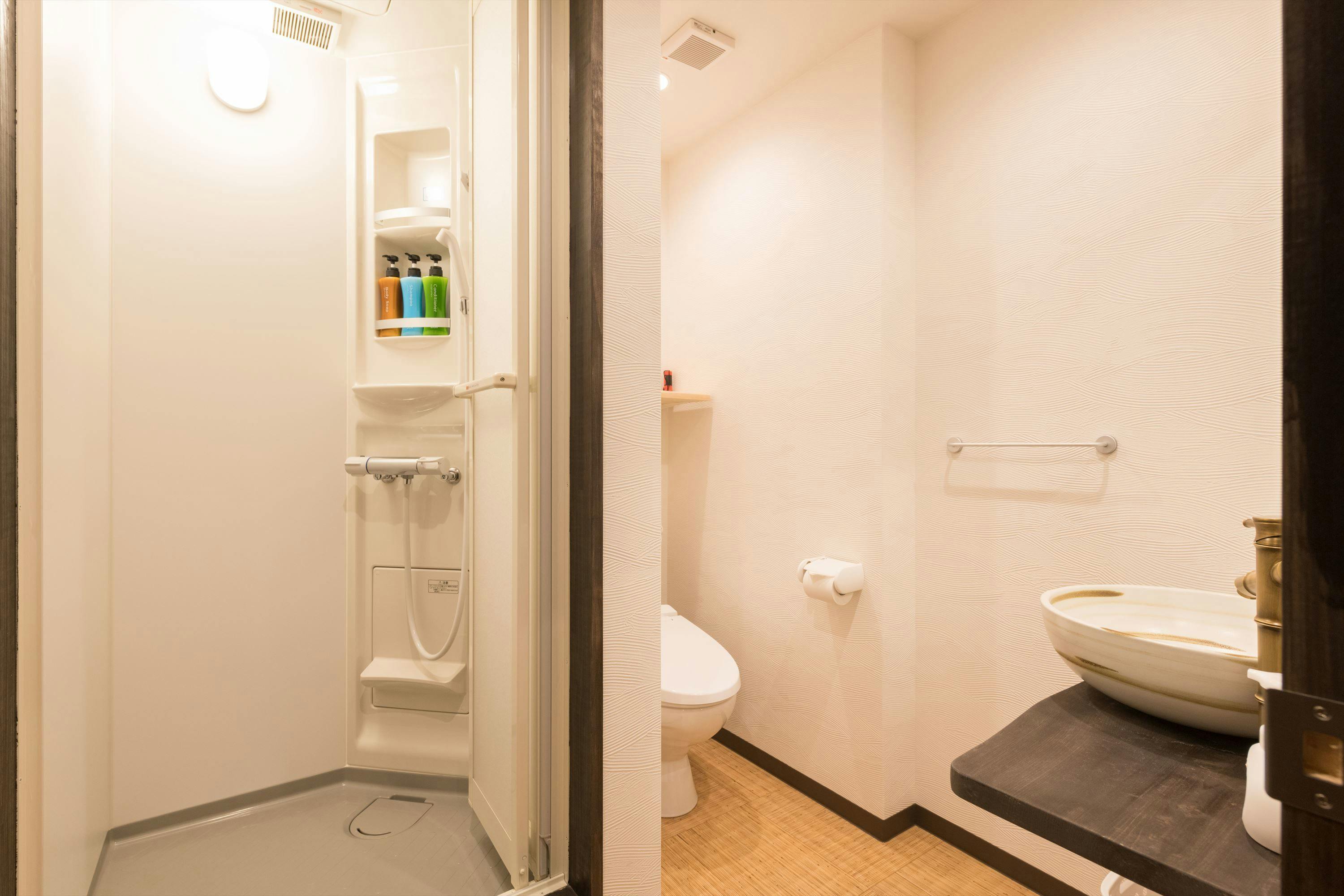 Kamar mandi dan shower di lantai dua