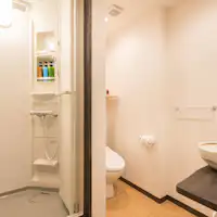 Kamar mandi dan shower di lantai dua