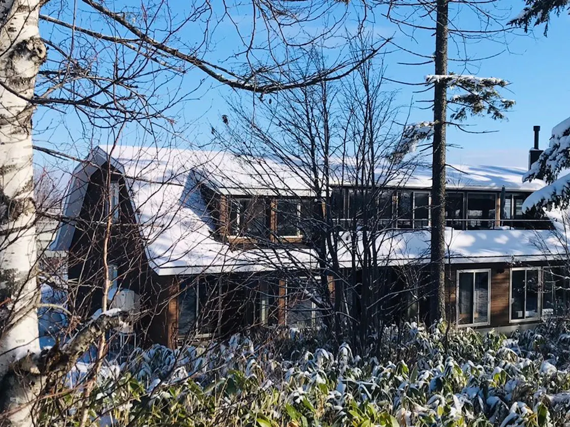 林に佇むRERAの雪景色