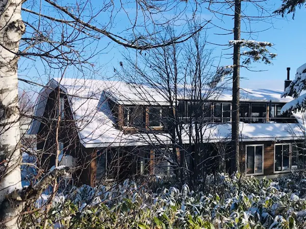 林に佇むRERAの雪景色