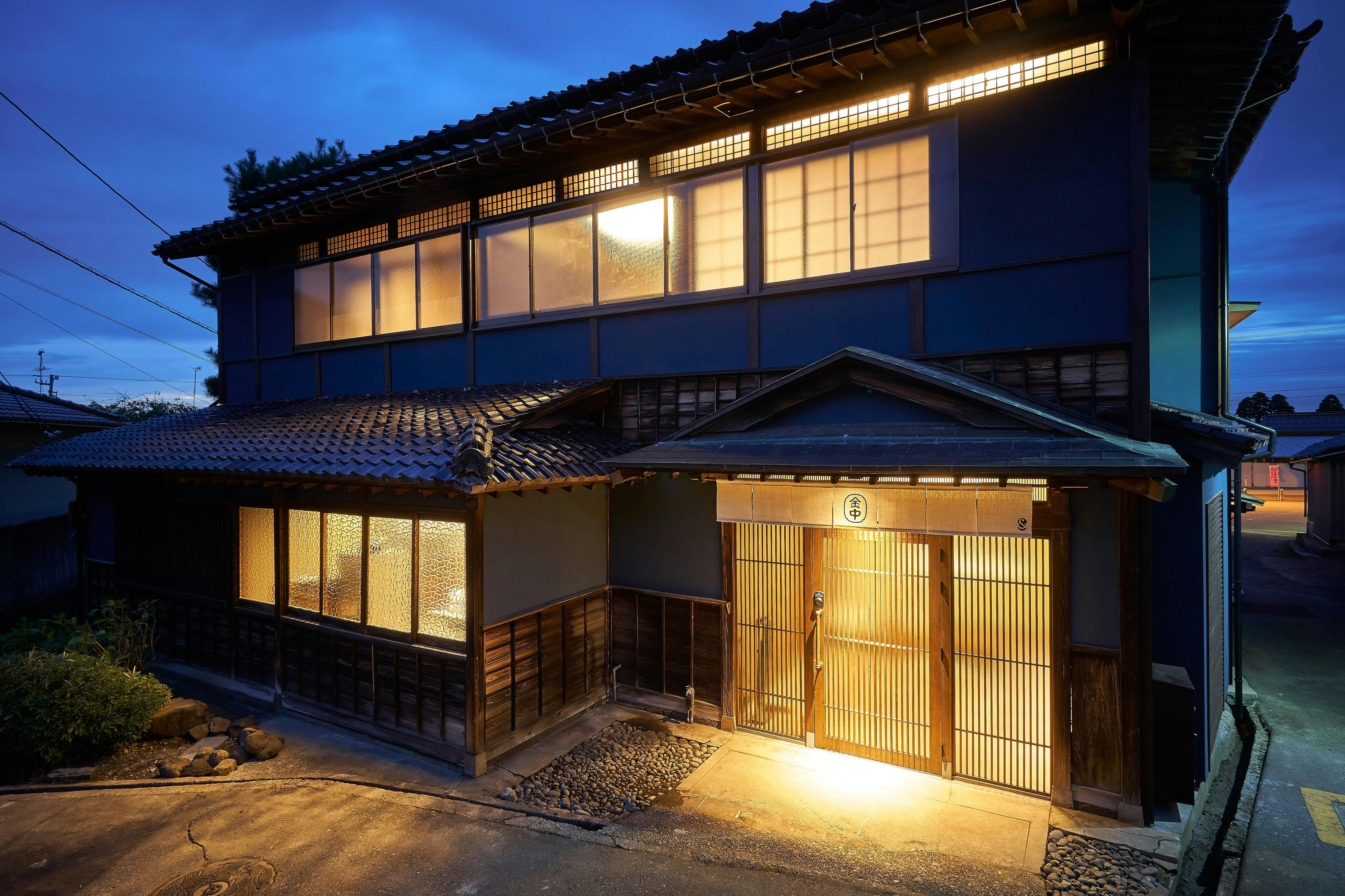 木彫りの町で、職人に弟子入りできる宿
