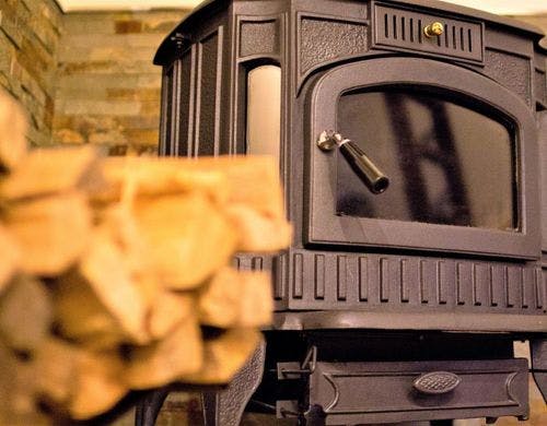 グランピングの醍醐味を味わう薪ストーブ