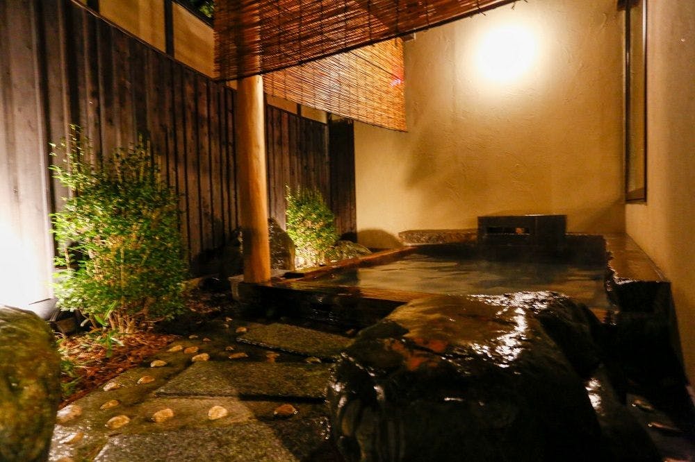 บ่อน้ำพุร้อนกลางแจ้งที่มีน้ำไหลอย่างต่อเนื่องให้ความรู้สึกสบาย