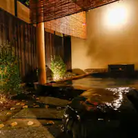 บ่อน้ำพุร้อนกลางแจ้งที่มีน้ำไหลอย่างต่อเนื่องให้ความรู้สึกสบาย