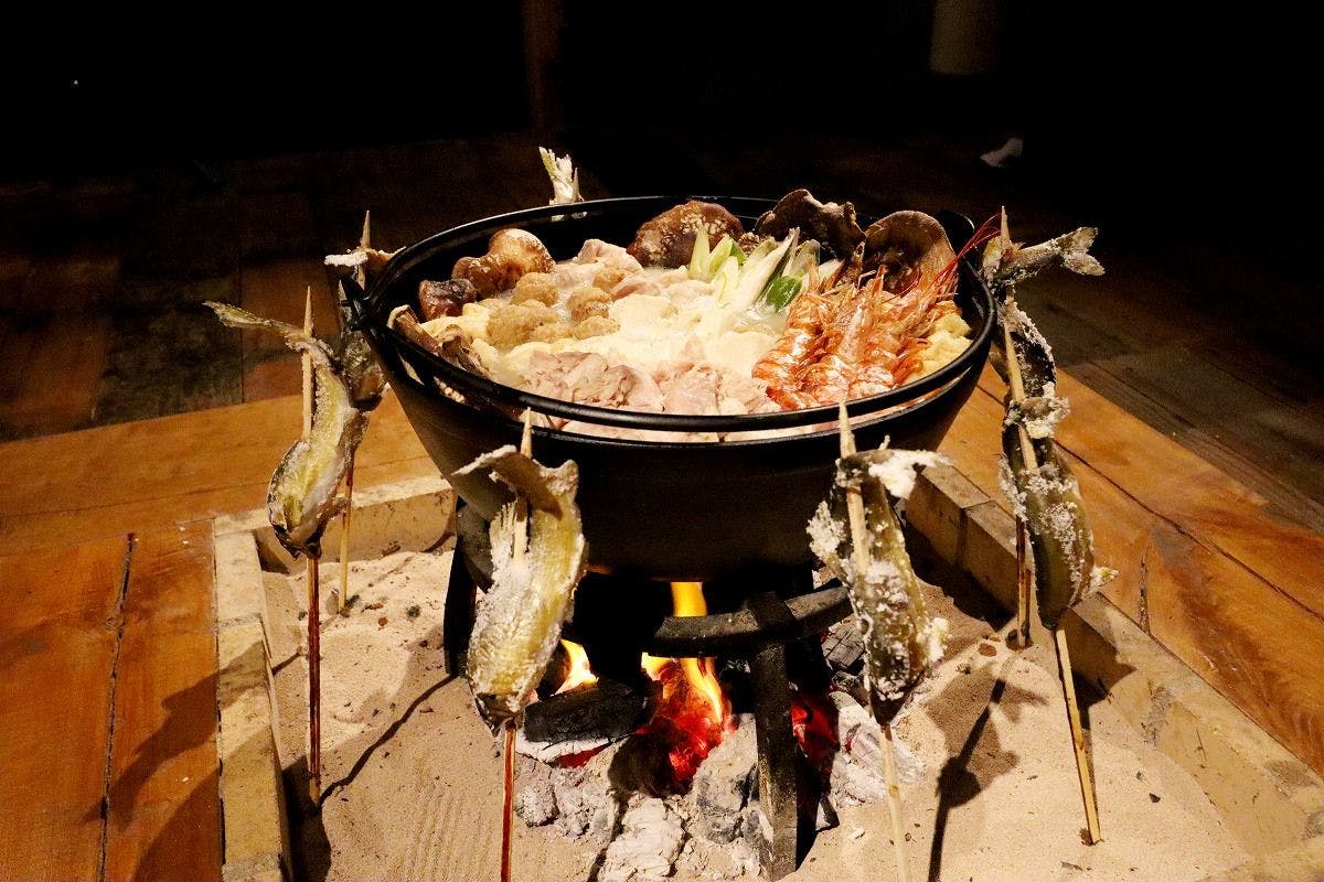 囲炉裏庵内でお鍋、鮎の塩焼き