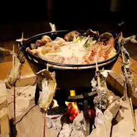 囲炉裏庵内でお鍋、鮎の塩焼き