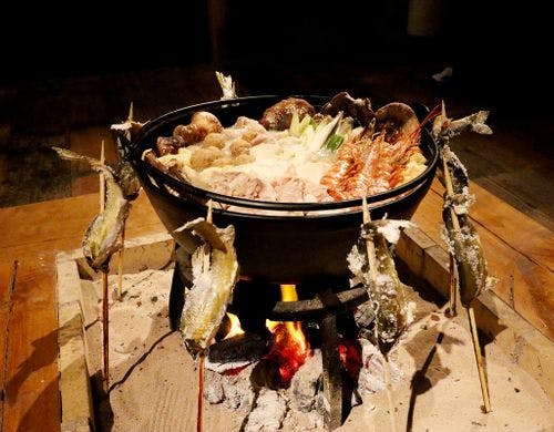 囲炉裏庵内でお鍋、鮎の塩焼き