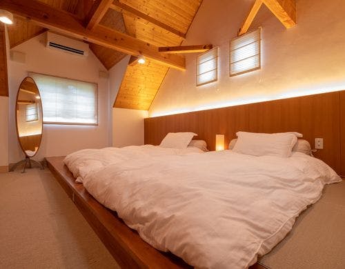 間接照明のある幻想的な寝室です