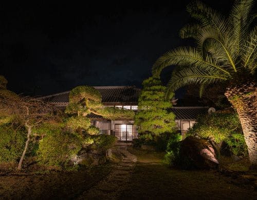 母屋の夜の外観