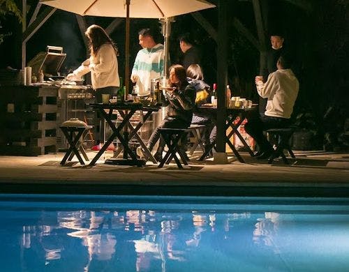 屋外用ヒーターを使用し、冬でも快適にBBQ