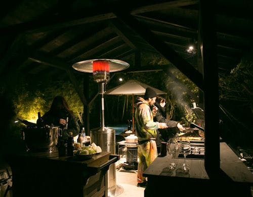 冬でも暖か、快適にプールサイドBBQ