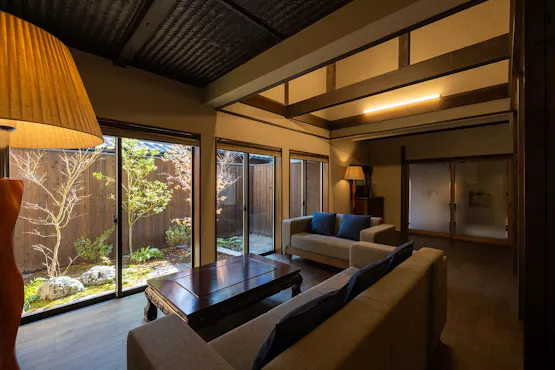 「別邸 かざみ」居間。