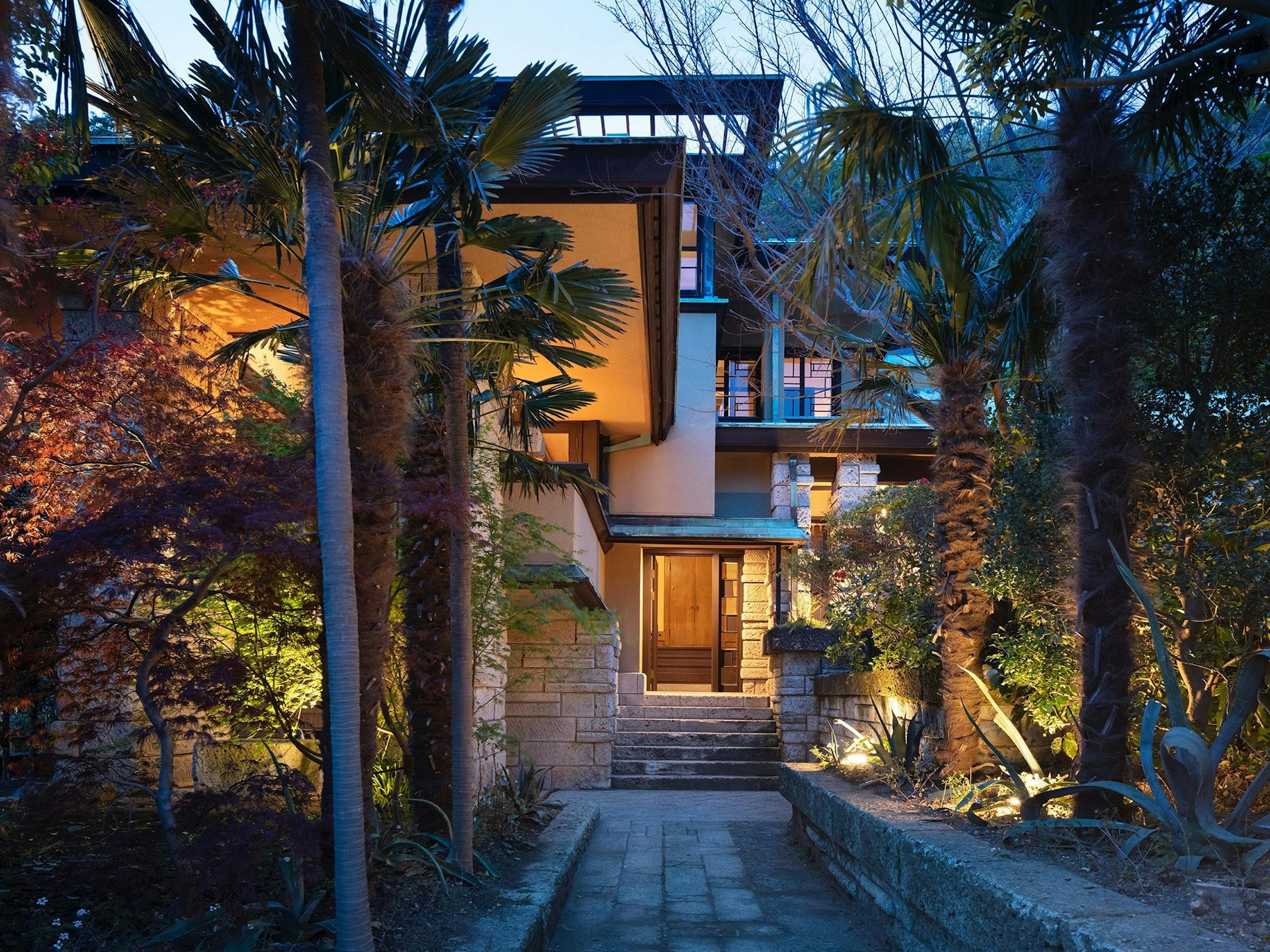 加地邸門扉からのアプローチ