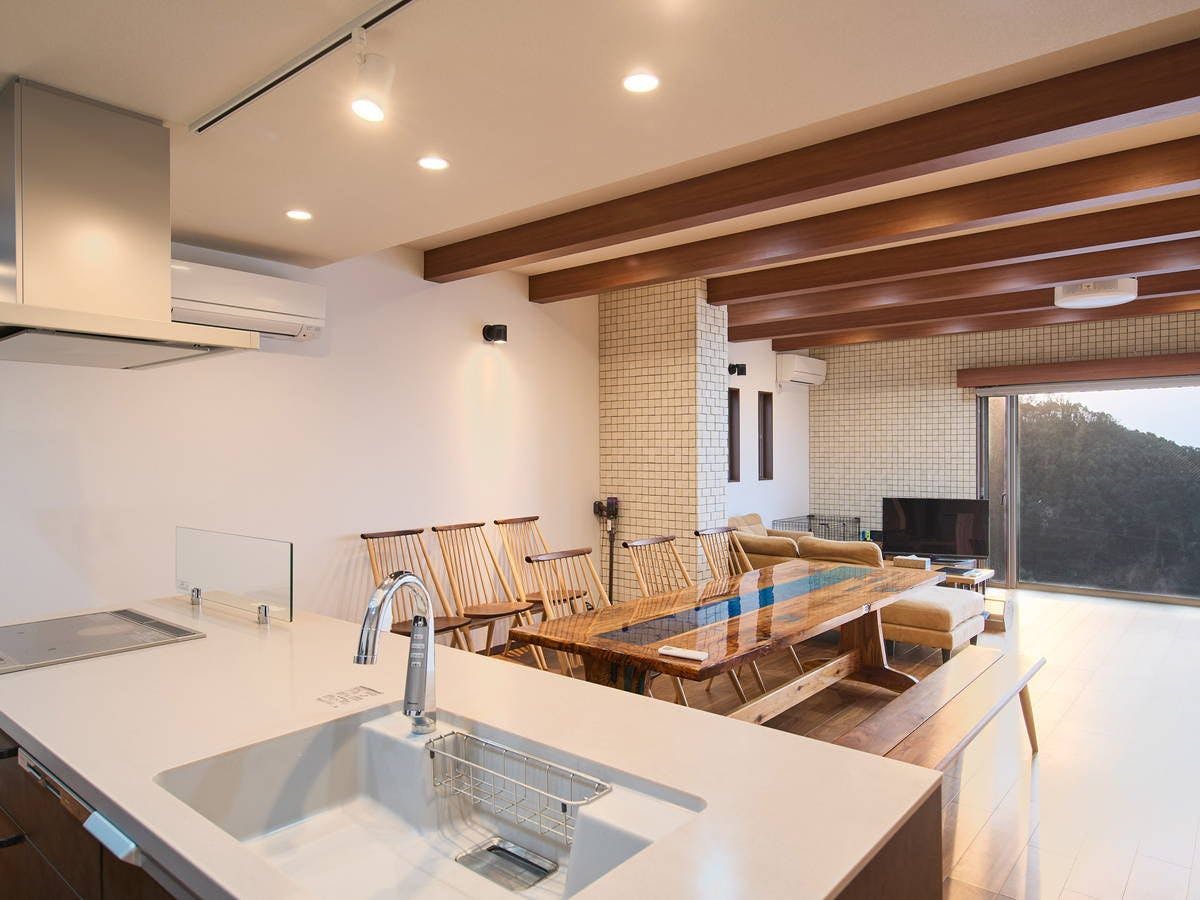 วิวพาโนรามาของห้องนั่งเล่นและห้องรับประทานอาหาร