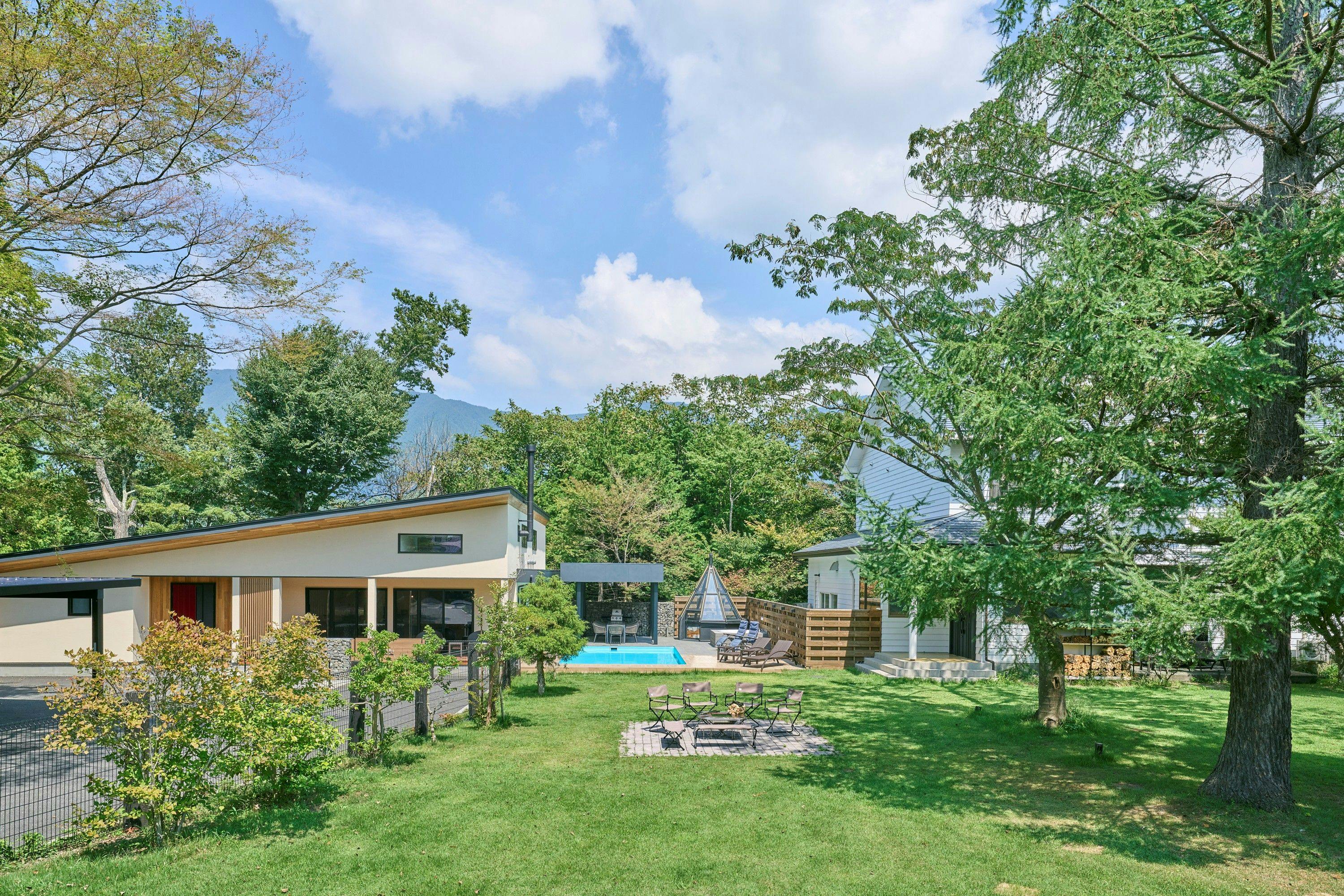 วิลล่าที่ล้อมรอบด้วยสวนสีเขียว