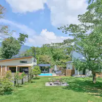 วิลล่าที่ล้อมรอบด้วยสวนสีเขียว