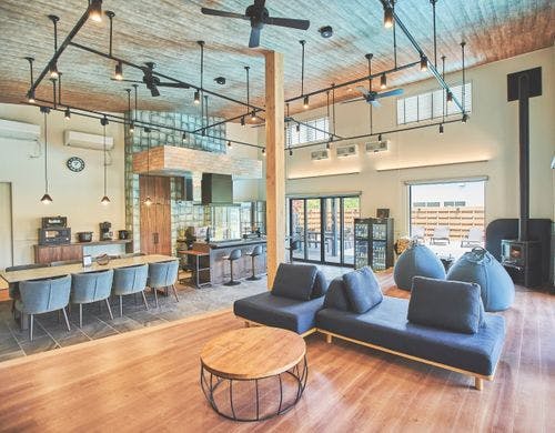 BBQグリルのあるアイランドキッチン