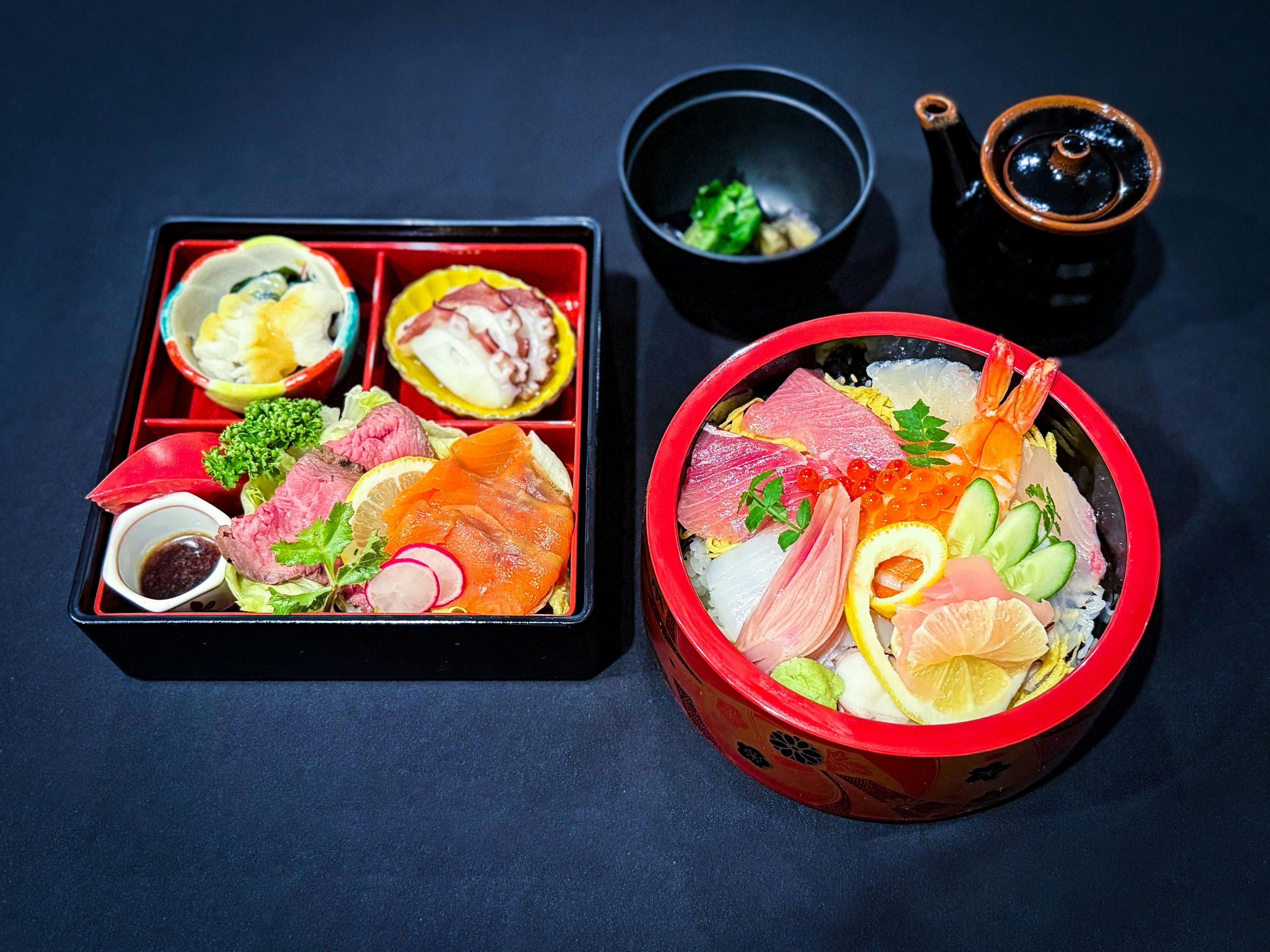 ชุดอาหารข้าวหน้าทะเลและเนื้อวัวอาวาจิย่างโรสต์บีฟ