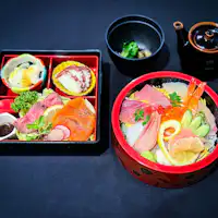 ชุดอาหารข้าวหน้าทะเลและเนื้อวัวอาวาจิย่างโรสต์บีฟ