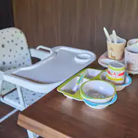子供用チェアと食器