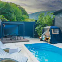 箱根の山々に溶け込むサウナ・プール