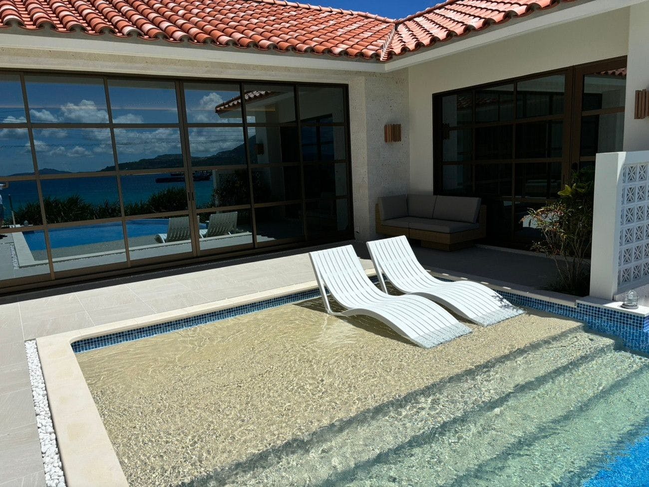 เตียงริมสระน้ำ