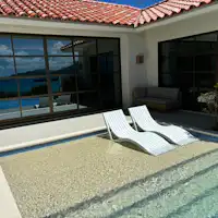 เตียงริมสระน้ำ