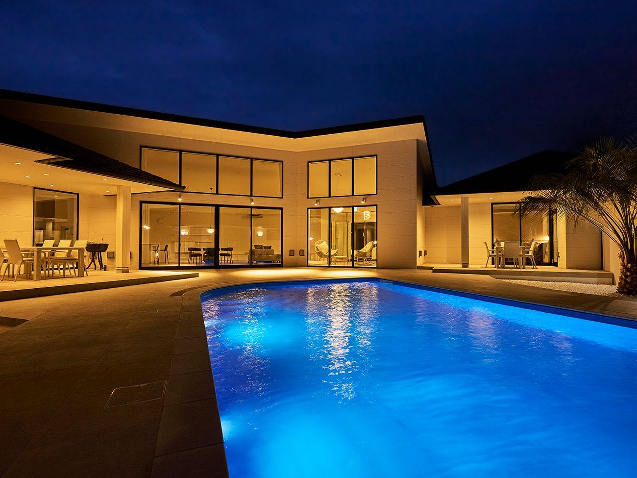 THE CLUB 919 DOG FRIENDLY