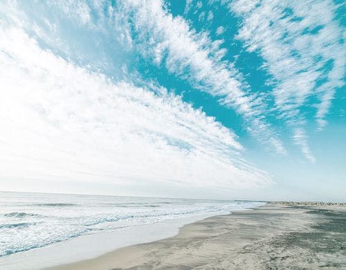 徒歩4分先のビーチ