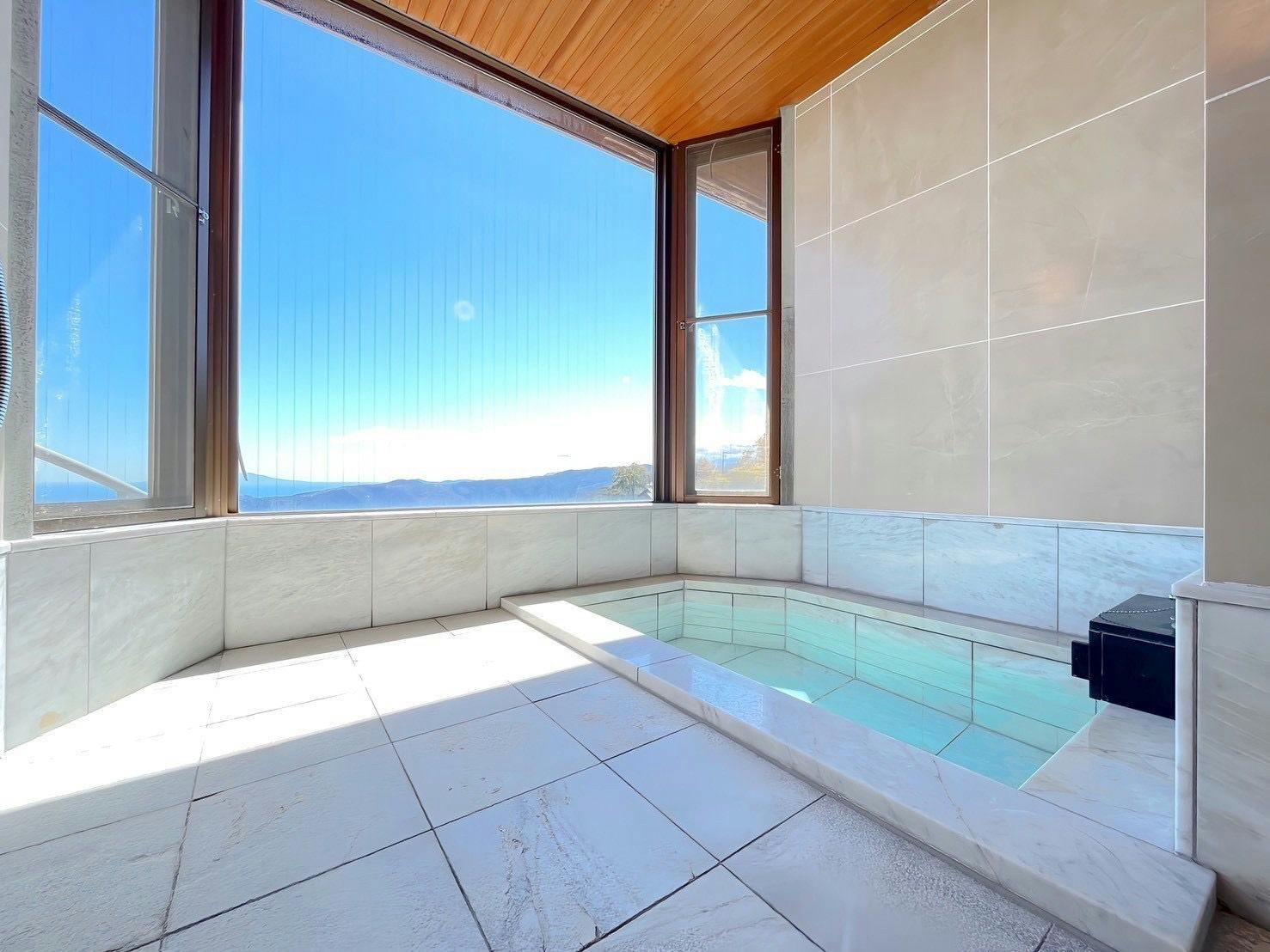 ห้องน้ำชั้น 1 พร้อมอ่างอาบน้ำที่ใช้น้ำแร่ธรรมชาติ