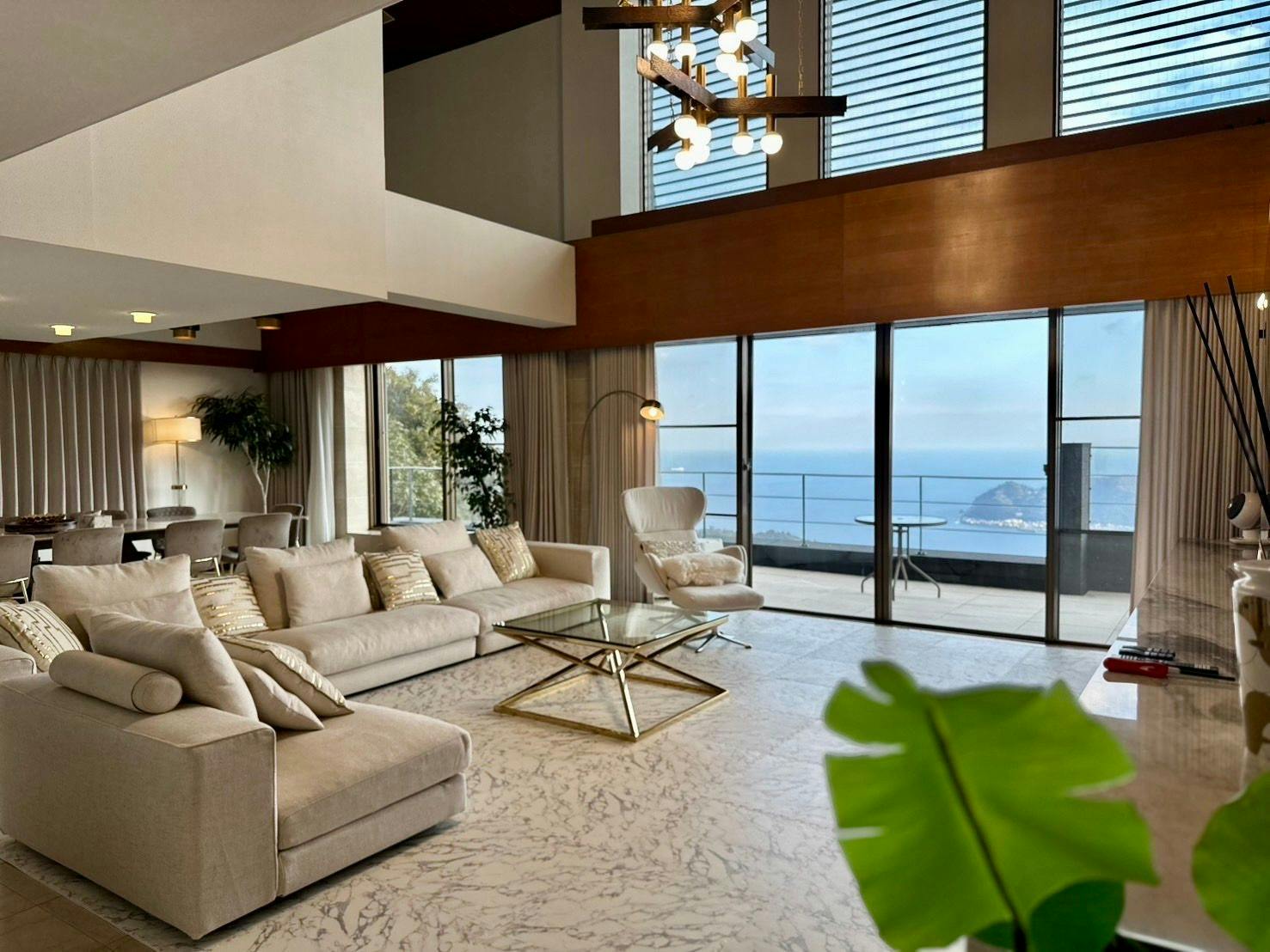 ห้องนั่งเล่นและรับประทานอาหาร ชั้น 2