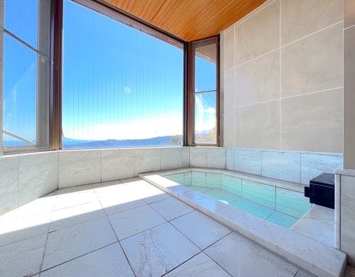 1階 源泉かけ流しの湯を愉しめるバスルーム