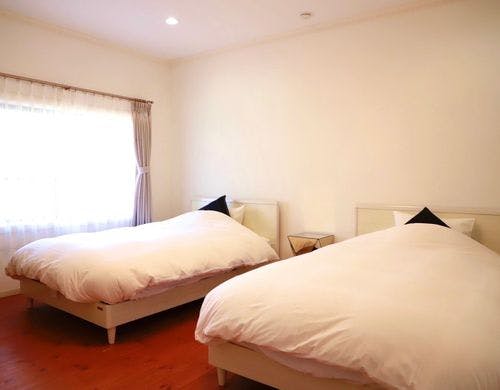 1階 洋室2 セミダブルサイズベッド 2台