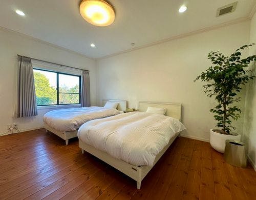 3階 洋室2 セミダブルサイズベッド 2台