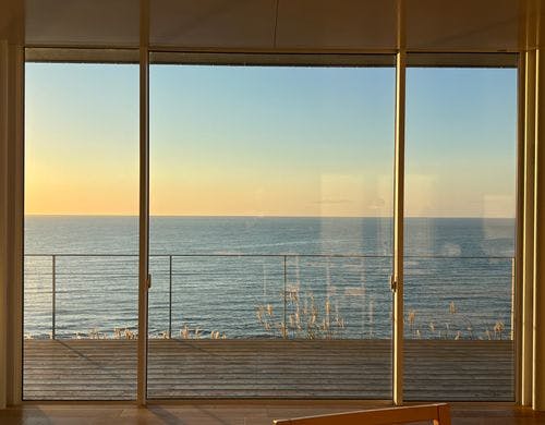 バルコニーから眺める海