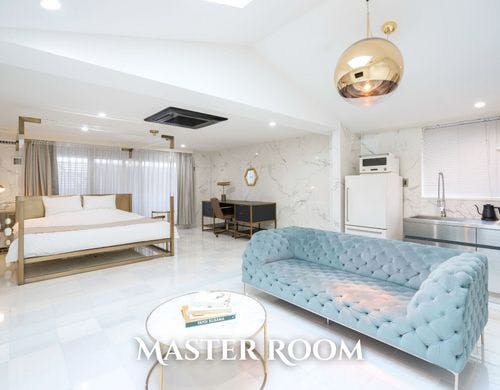 MASTER ROOM
