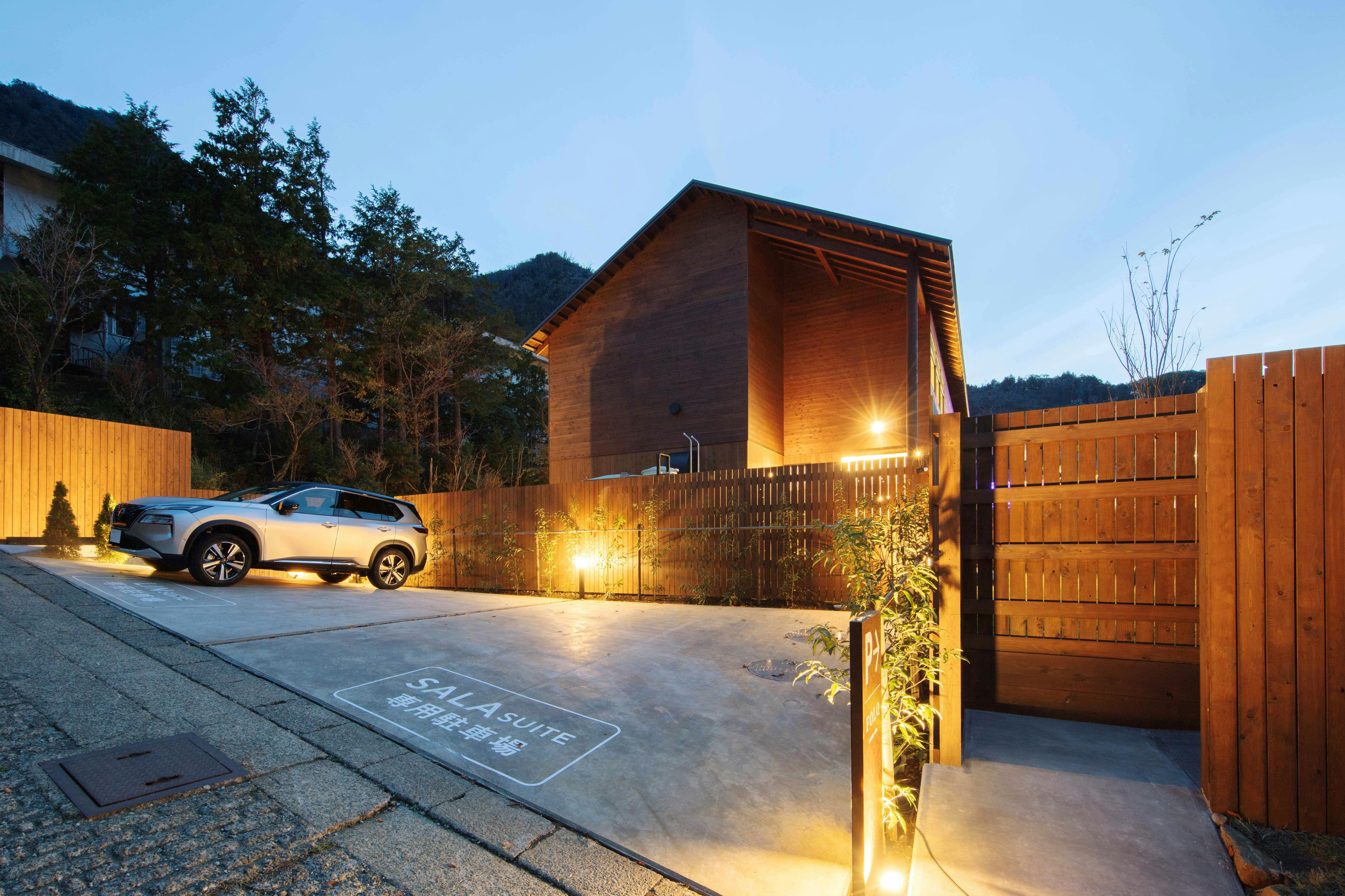 Tempat letak kereta disediakan untuk setiap Bilik 2 kereta (lebar 5m × panjang 5.5m)