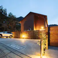 Tempat letak kereta disediakan untuk setiap Bilik 2 kereta (lebar 5m × panjang 5.5m)