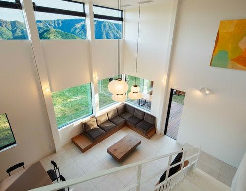 リビングダイニングは天井高約5メートル。