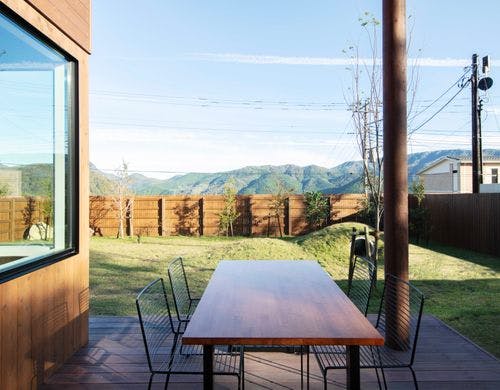 リビングに面したウッドデッキではＢＢＱも