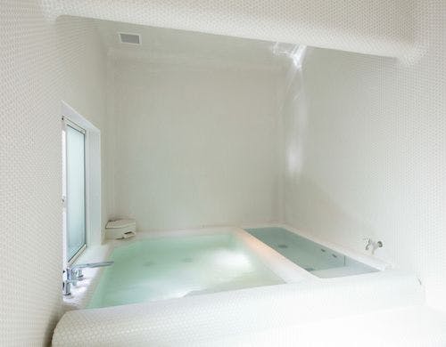 大涌谷から引いた白濁の温泉は源泉１００％