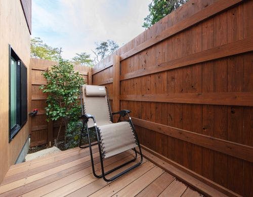 浴室には水風呂と涼みどころもございます。